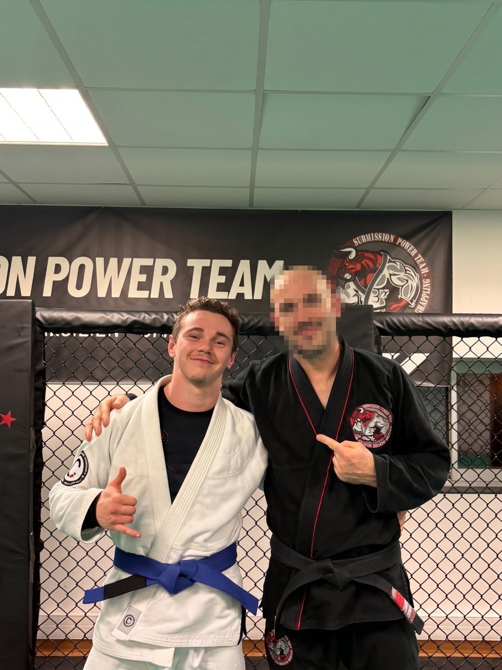 Louis Simon en kimono de Jiu-jitsu brésilien, ceinture bleue